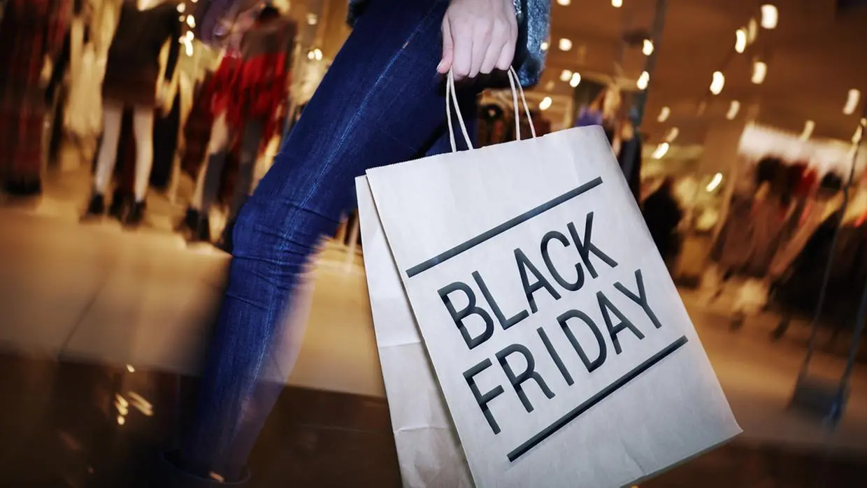 Imagem mostra uma saco de compras com a frase: Black Friday
