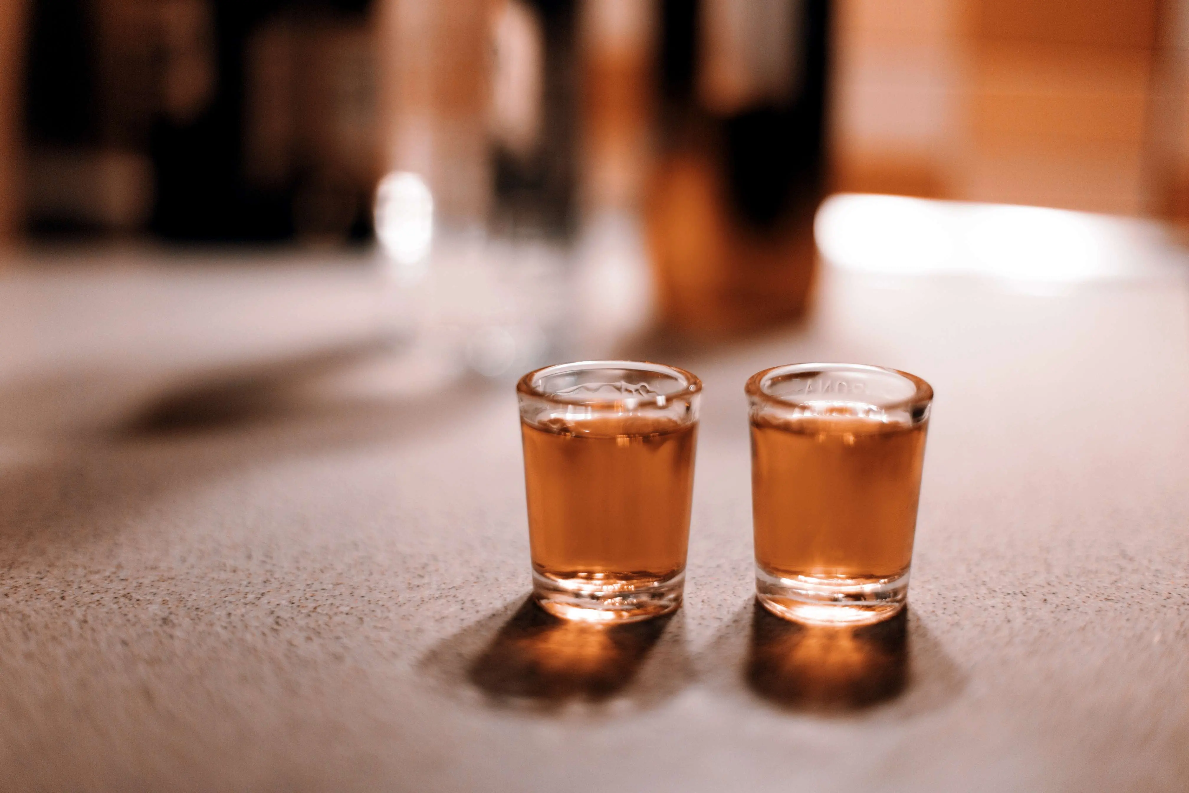 Imagem de duas bebidas para matéria sobre mortes confirmadas de intoxicação por metanol sobem para 9 no Brasil.