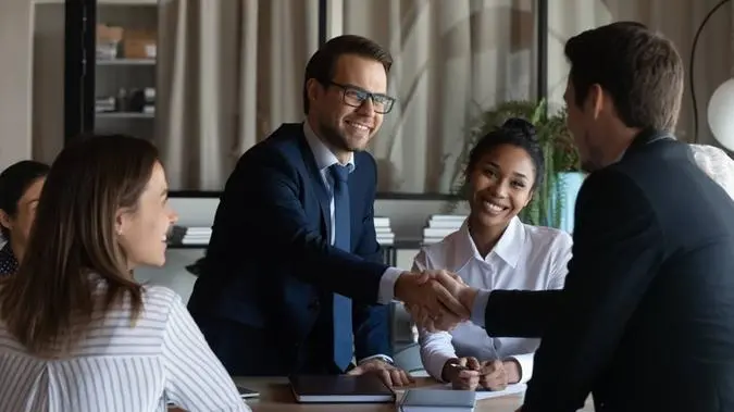 Imagem mostra pessoas no ambiente corporativo.