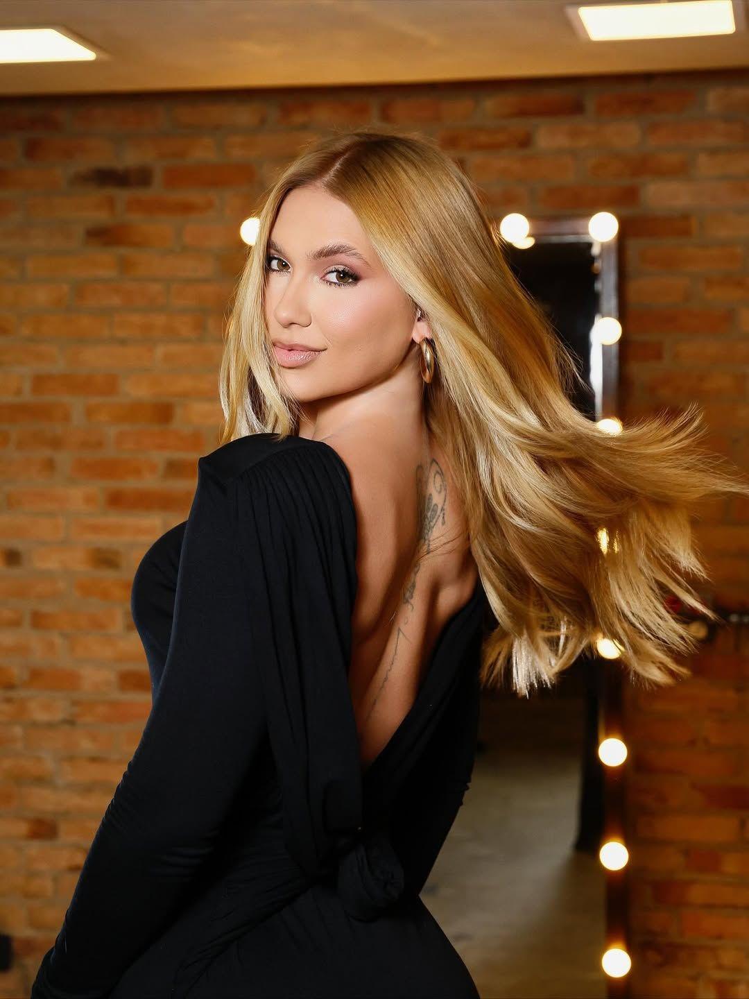 Virginia mudou o visual antes de embarcar para a Espanha.