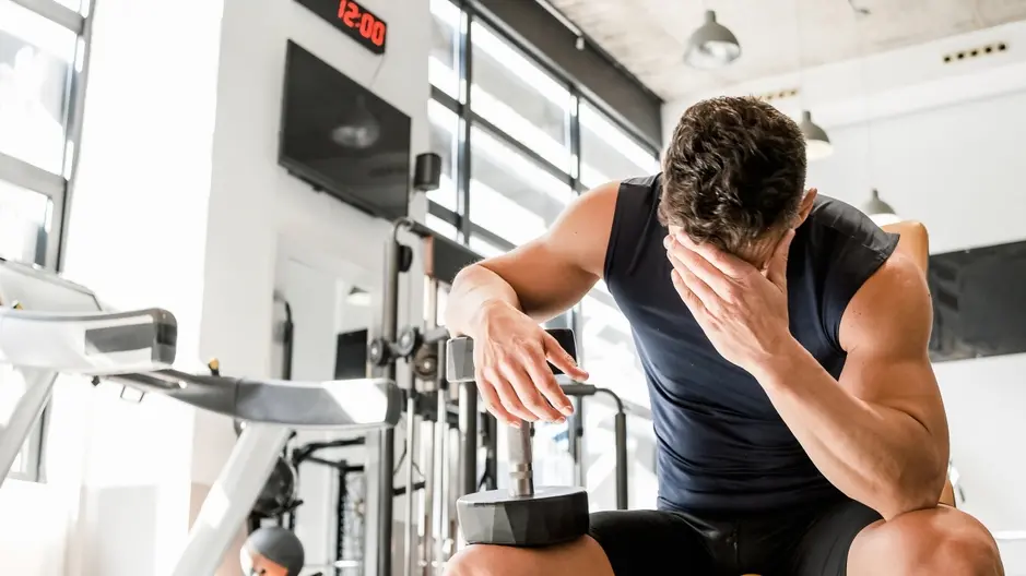 foto de homem passando mal em academia para ilustrar matéria sobre morte súbita durante o treino.