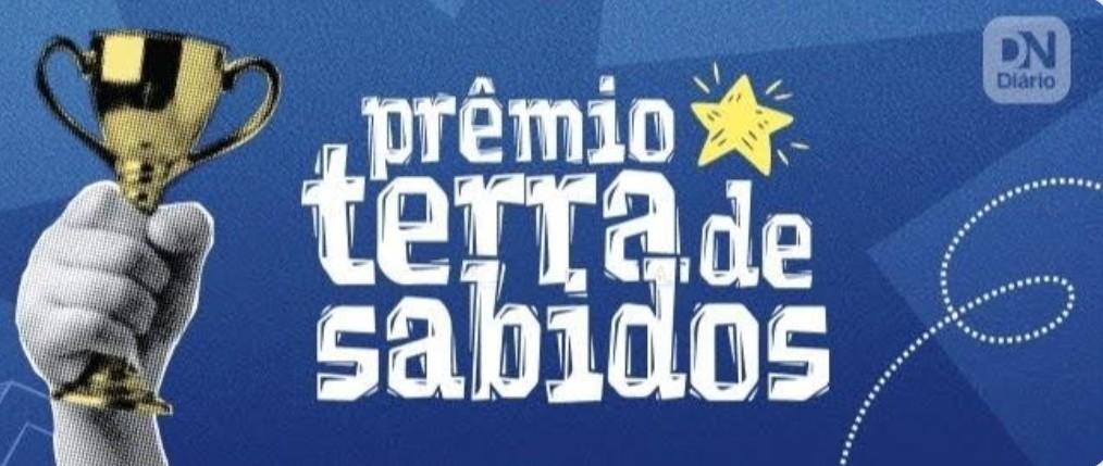 Logotipo do “Prêmio Terra de Sabidos”, com uma mão segurando um troféu dourado e o texto em letras brancas sobre fundo azul decorado com uma estrela amarela e o símbolo do Diário do Nordeste.