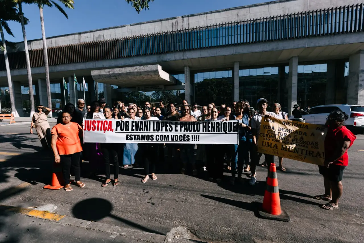 imagem com dezenas de pessoas protestando em frente ao Tribunal de Justiça do Ceará exigindo a soltura de dois conselheiros tutelares presos