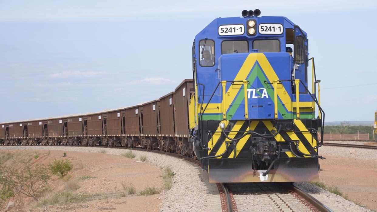 Trem de carga da Transnordestina Logística circula por trecho da ferrovia no Nordeste, parte do projeto que conecta Eliseu Martins (PI) ao Porto do Pecém (CE).