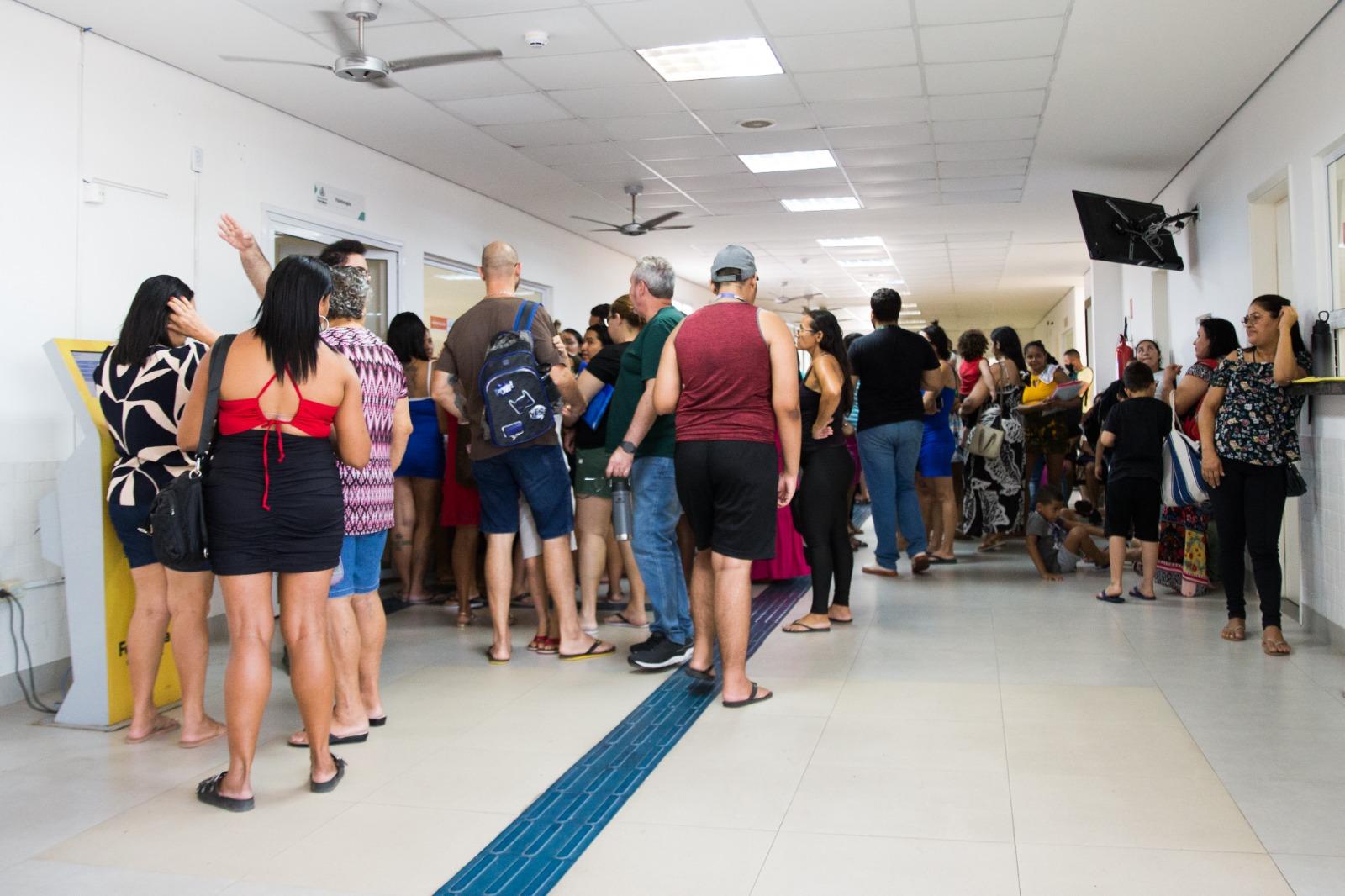 Pessoas aglomeradas em fila dentro de policlínica de Fortaleza.