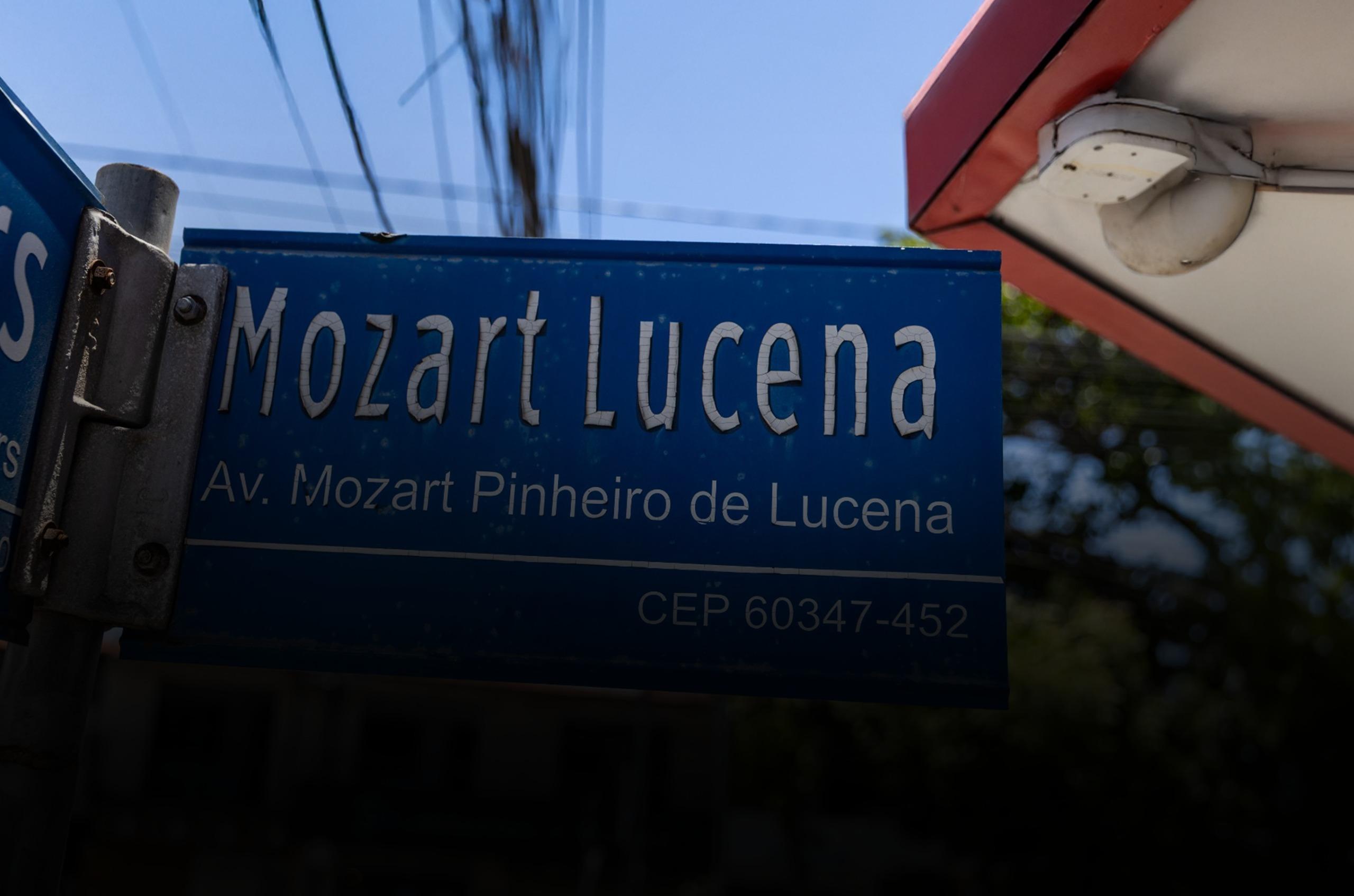 Foto que contém a placa da avenida Mozart Pinheiro de Lucena.