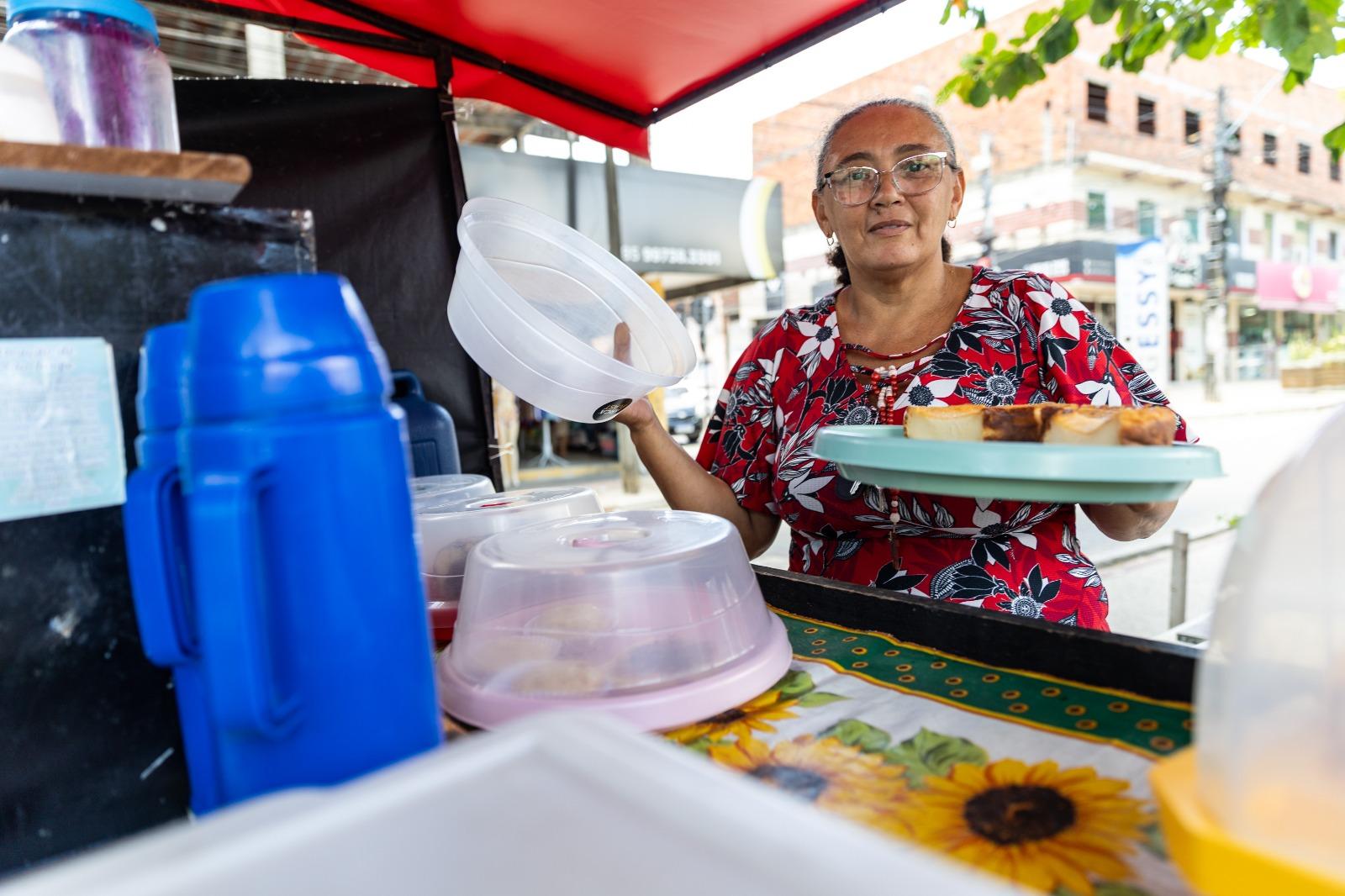 Maria Alice vende lanches na Mozart Lucena