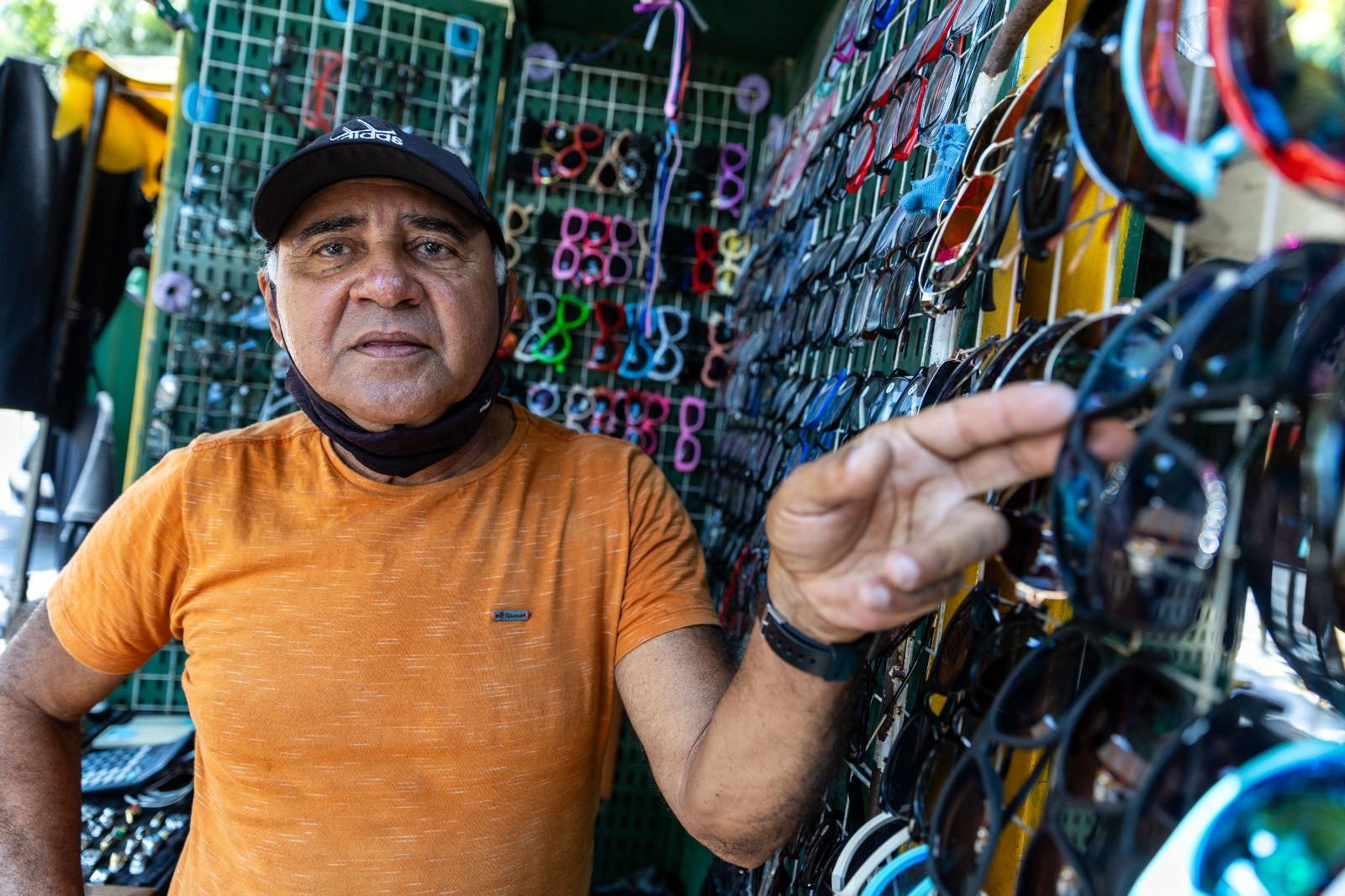 Cláudio Bernardino vende artigos variados na Mozart Lucena