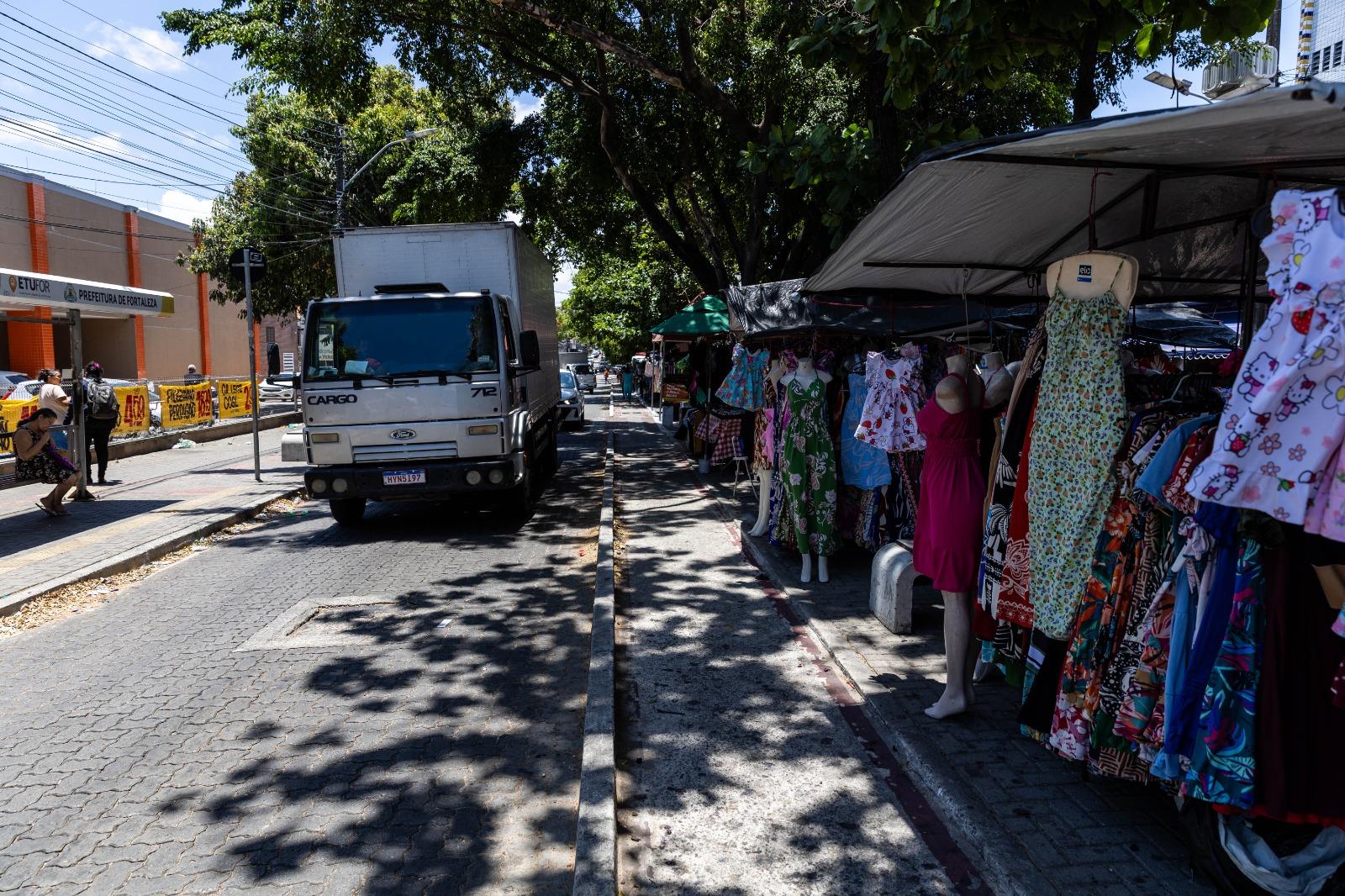 Comércio na avenida Mozart Lucena