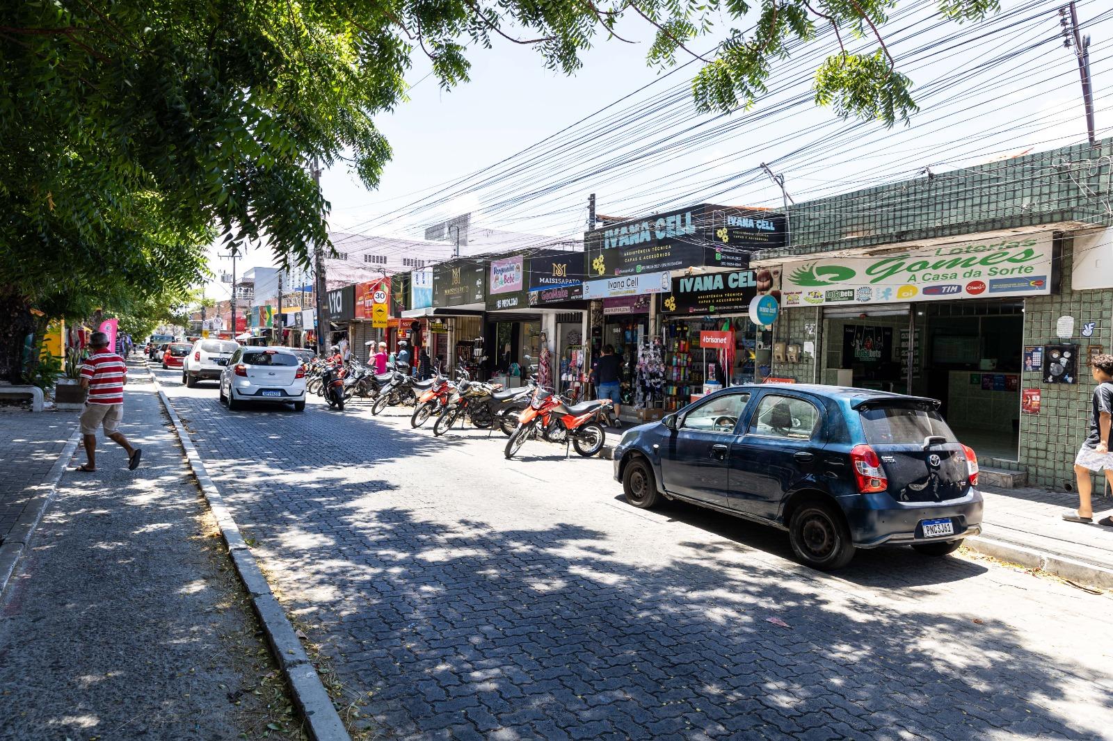 Foto que contém lojas comerciais na avenida Mozart Lucena.