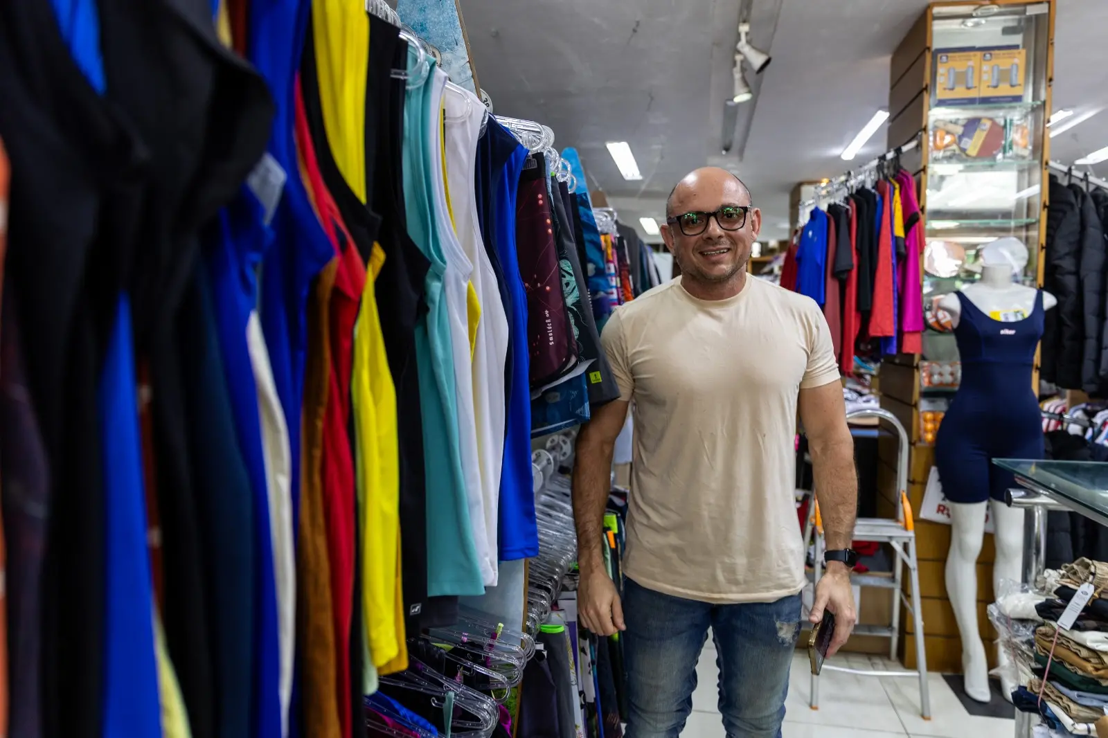 Rodrigo Lima vende artigos esportivos na Mozart Lucena