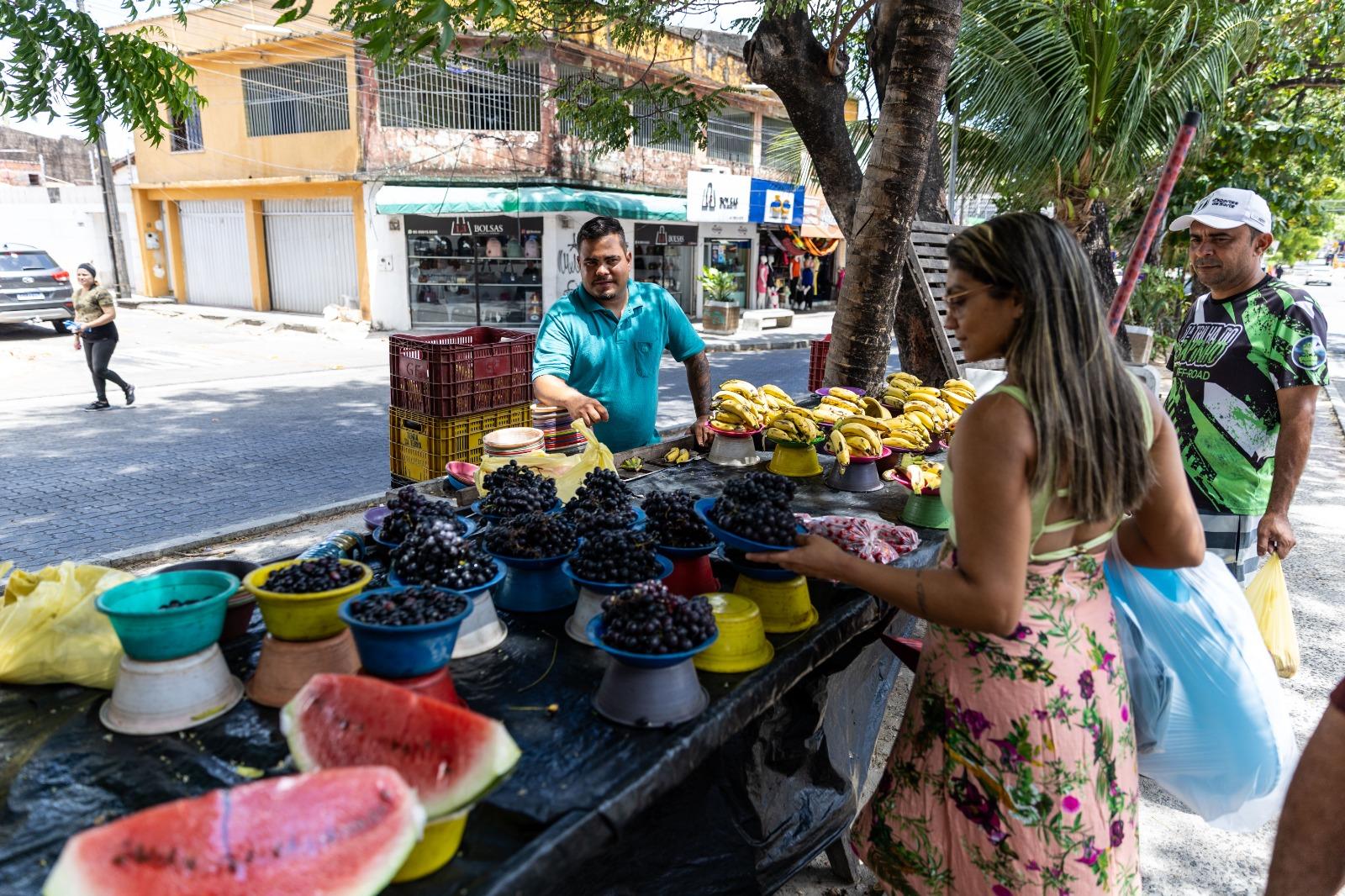 Leandro Santos vende frutas na Mozart Lucena