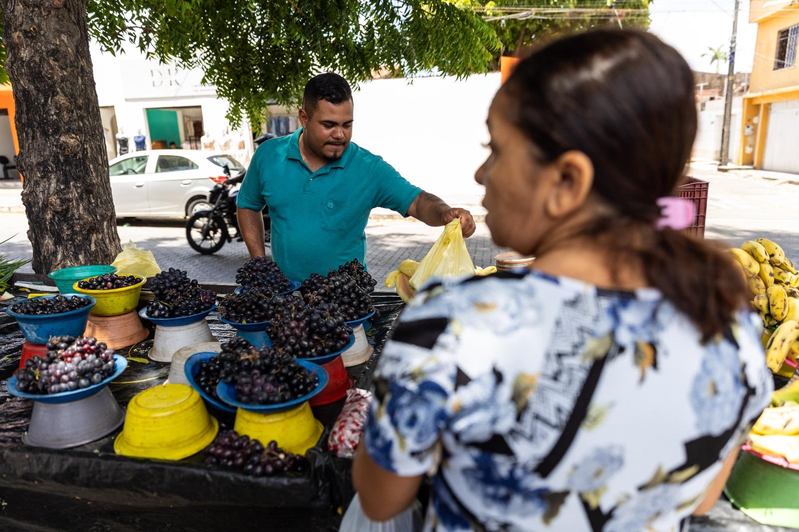 Leandro Santos vende frutas na Mozart Lucena