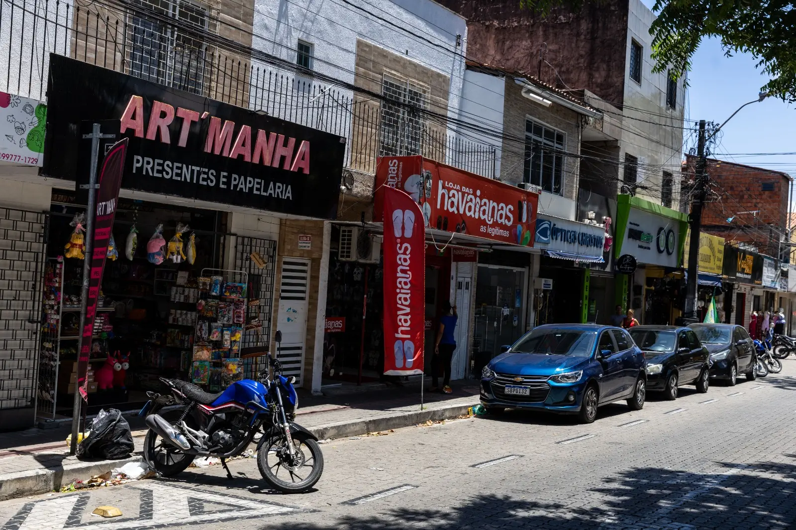 Comércio na avenida Mozart Lucena