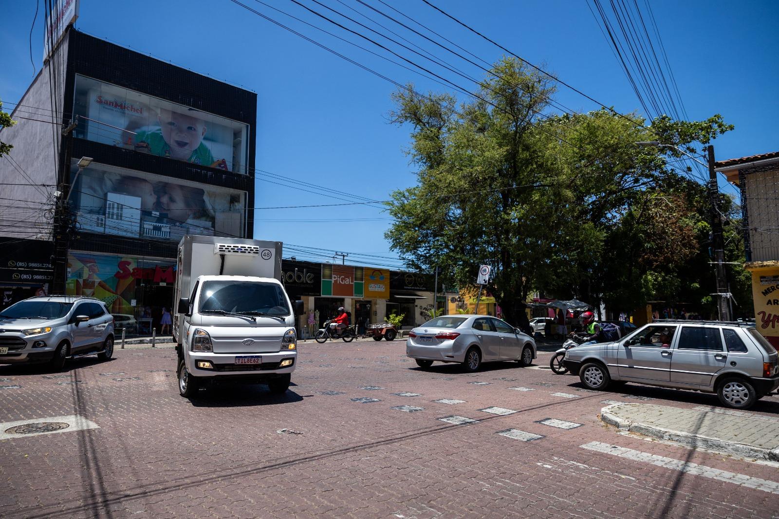 Tráfego na avenida Mozart Lucena
