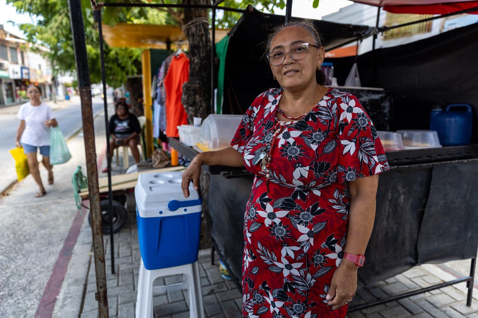 Foto que contém Maria Alice, ambulante na avenida Mozart Lucena.