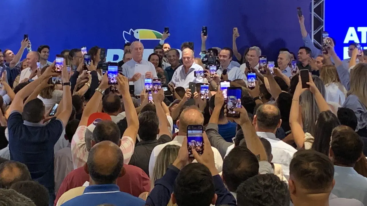 Ciro Gomes com Tasso Jereissati em auditório lotado para filiação do ex-ministro ao PSDB
