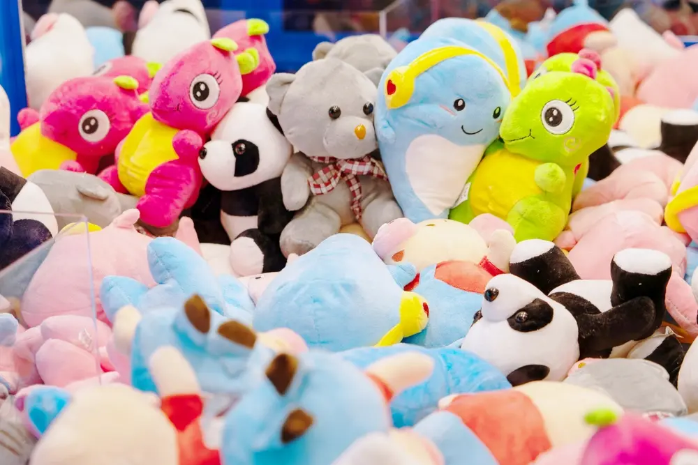 Pelúcias dentro de máquina com cores variadas