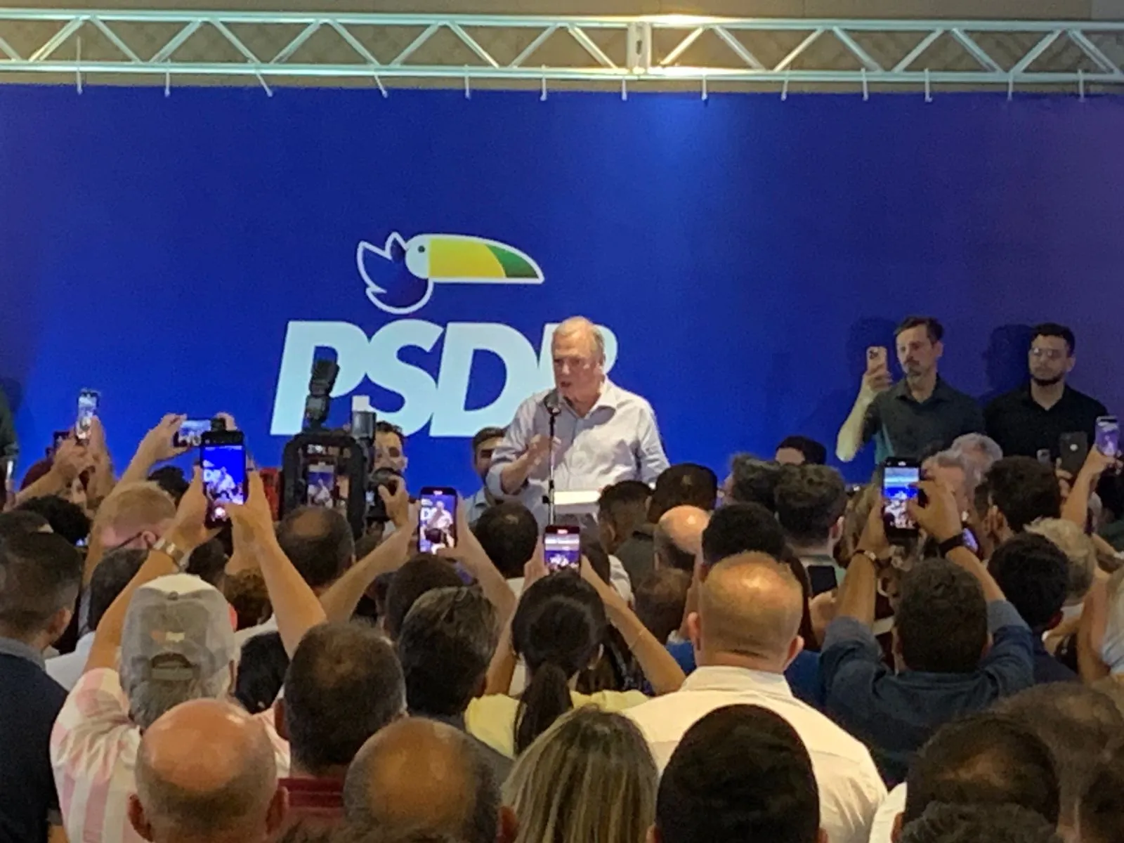 Tasso Jereissati brincou com André Fernandes durante a filiação de Ciro Gomes ao PSDB