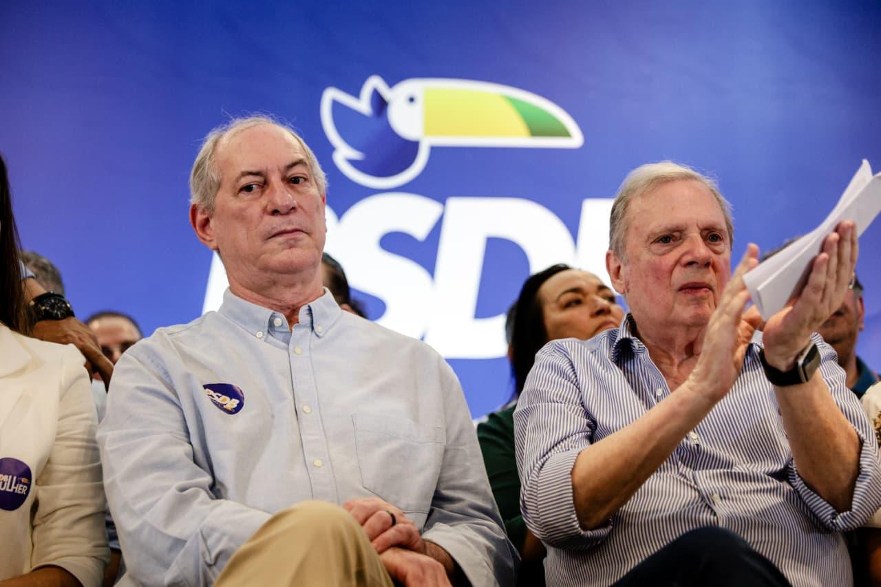 Foto de Ciro Gomes com Tasso Jereissati, em evento do PSDB