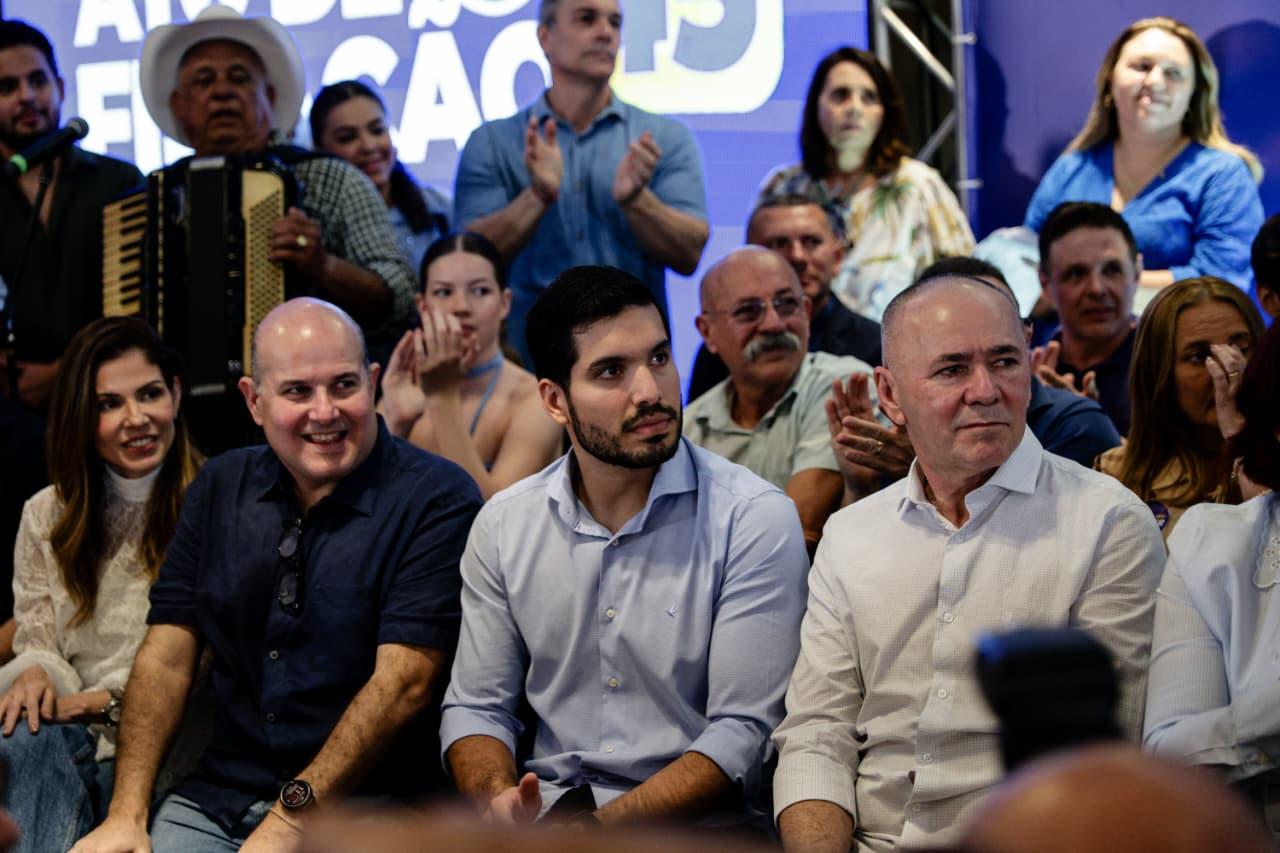 Sentados, ao lado um do outro, aparecem Roberto Cláudio, André Fernandes e Alcides Fernandes, durante evento do PSDB