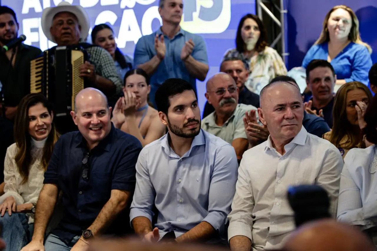 Sentados, ao lado um do outro, aparecem Roberto Cláudio, André Fernandes e Alcides Fernandes, durante evento do PSDB