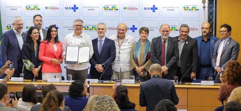 Imagem mostra membros do Ministério da Saúde durante anúncio do pacote de medidas para ampliar serviços de radioterapia