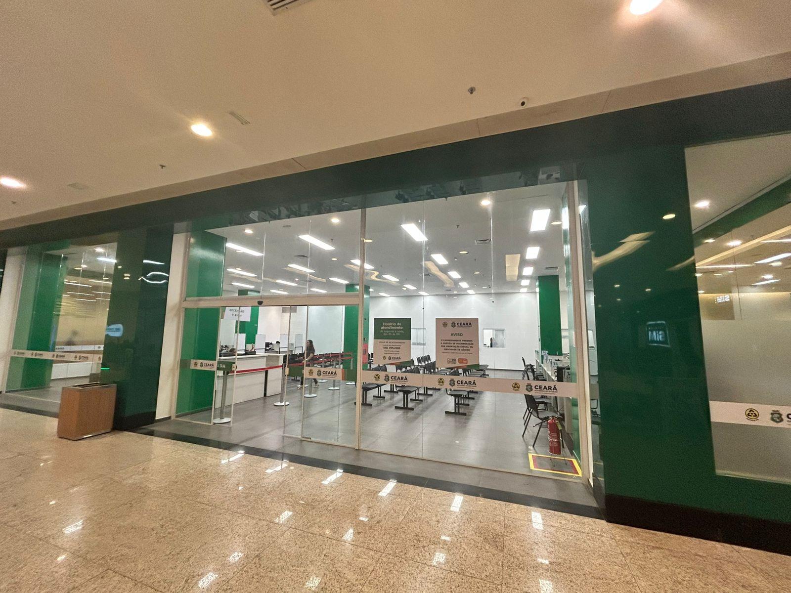 A imagem mostra a unidade de atendimento do Detran-CE localizada dentro de um shopping.