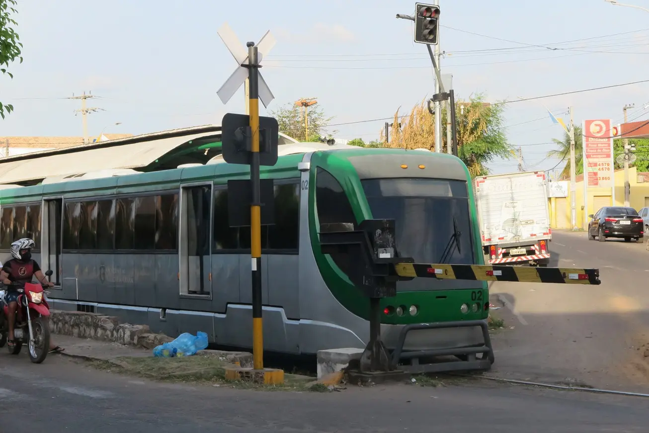Foto que contém VLT do Cariri em movimento.