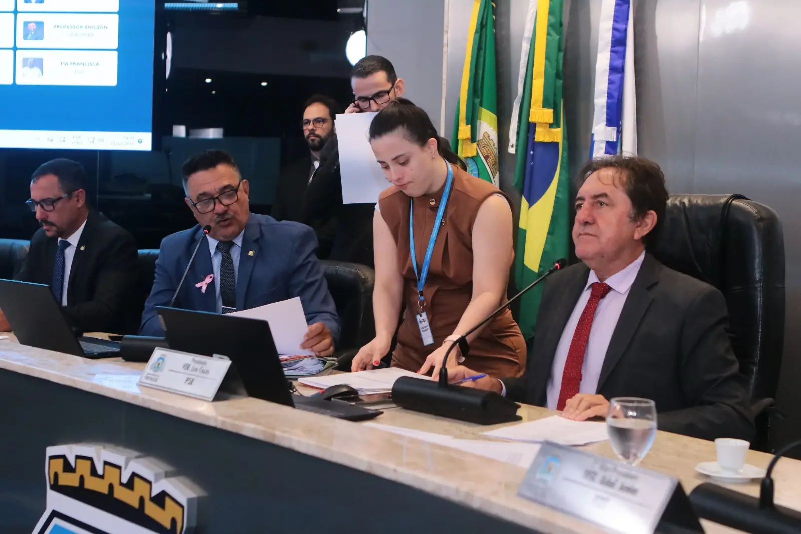 Foto da mesa da Câmara Municipal de Fortaleza nesta quarta-feira (22), com os vereadores Adail Júnior e Aguiar Toba, quando foi aprovado o PPA 2026-2029 em primeira discussão
