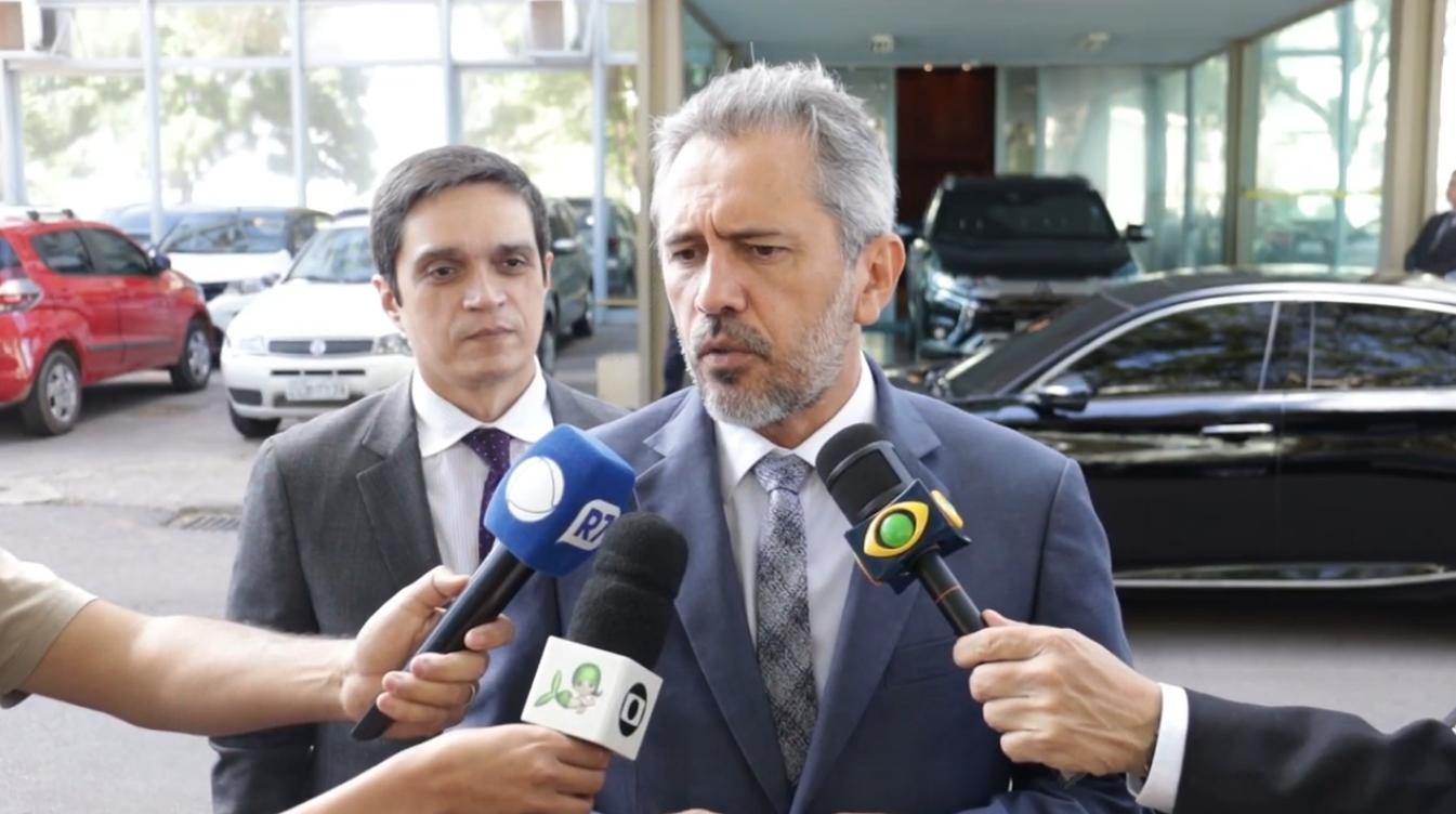 Elmano de Freitas, governador do Ceará, fala com a imprensa após compromisso em Brasília