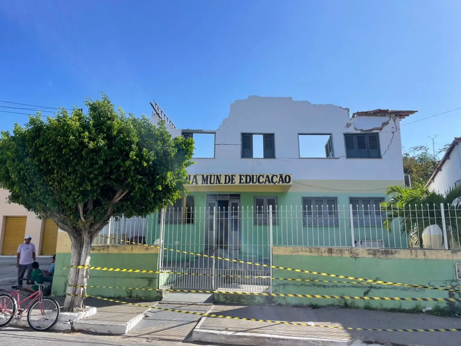 Prédio da secretaria de educação de Chaval, cujo teto desabou na quarta-feira (22)