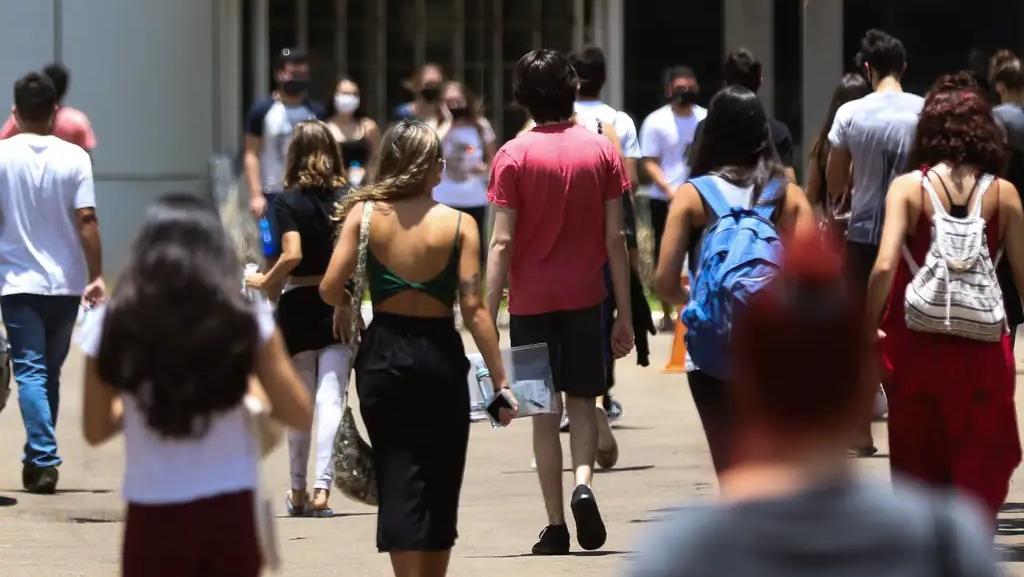 Imagem de estudantes ilustra matéria sobre inscrições de vagas remanescentes do Fies