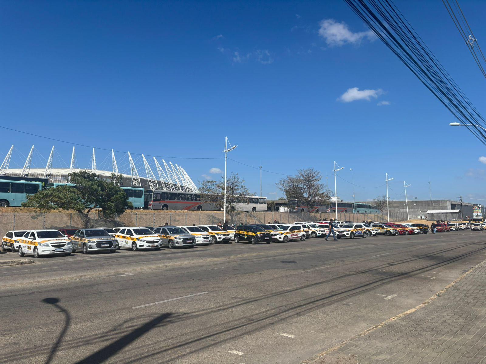 Imagem mostra dezenas de carros de aprendizagem estacionados próximos à Arena Castelão, em Fortaleza, durante protesto de donos e instrutores de autoescola contra o fim da cnh sem autoescola.