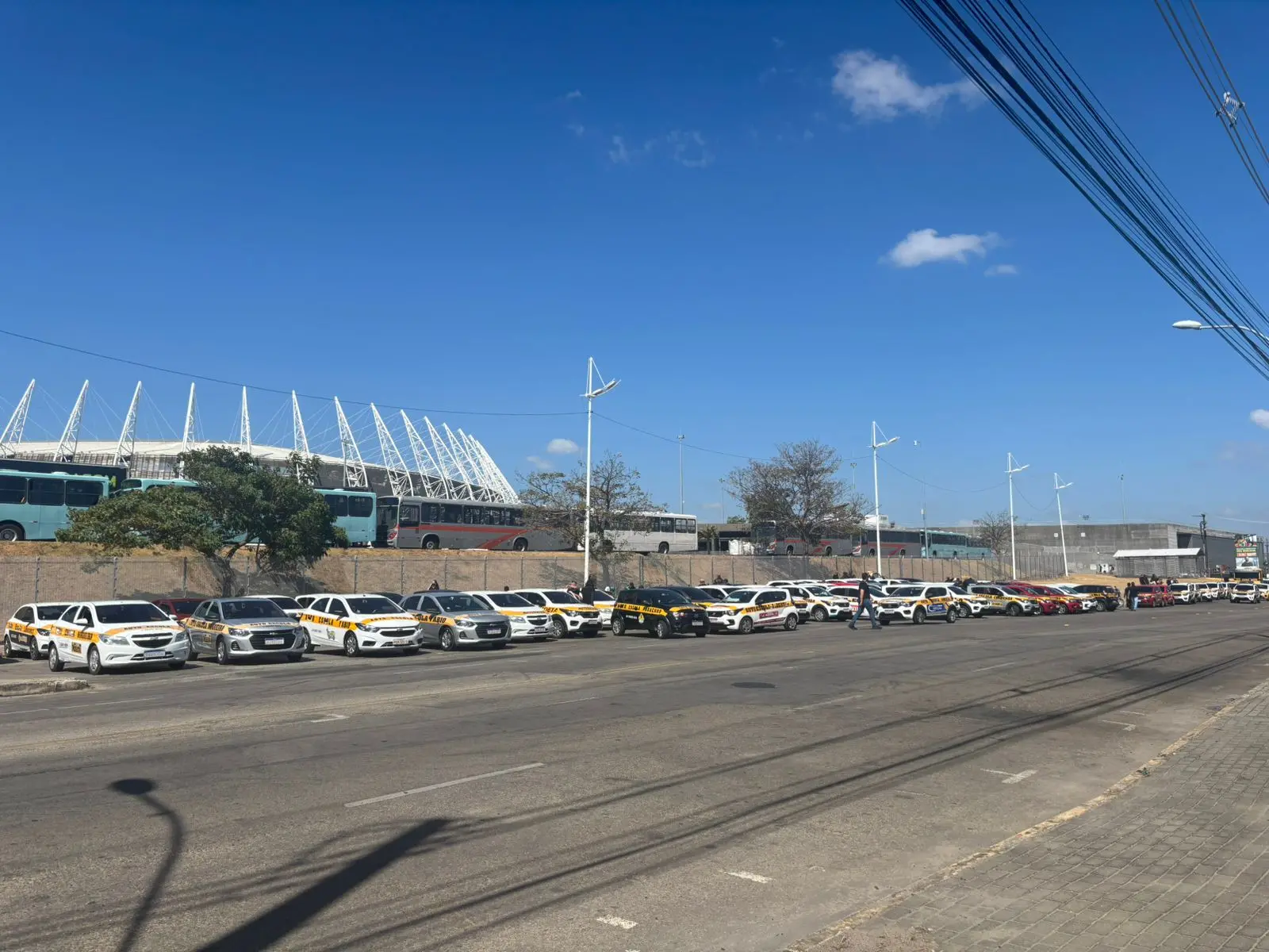 Imagem mostra dezenas de carros de aprendizagem estacionados próximos à Arena Castelão, em Fortaleza, durante protesto de donos e instrutores de autoescola contra o fim da cnh sem autoescola.