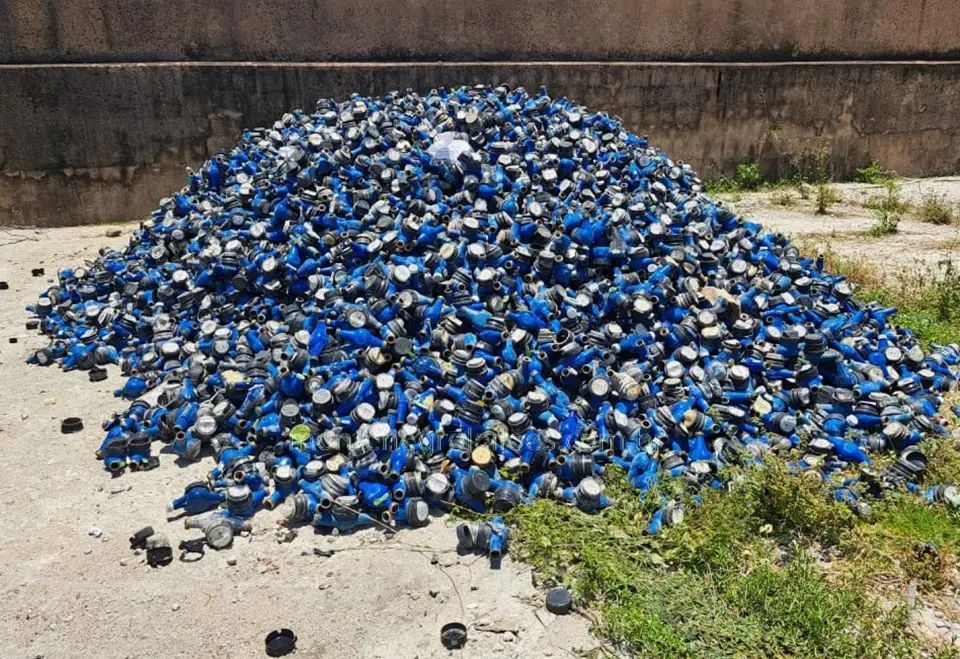 Imagem mostra carcaças de hidrômetros que serão leiloados pela Cagece