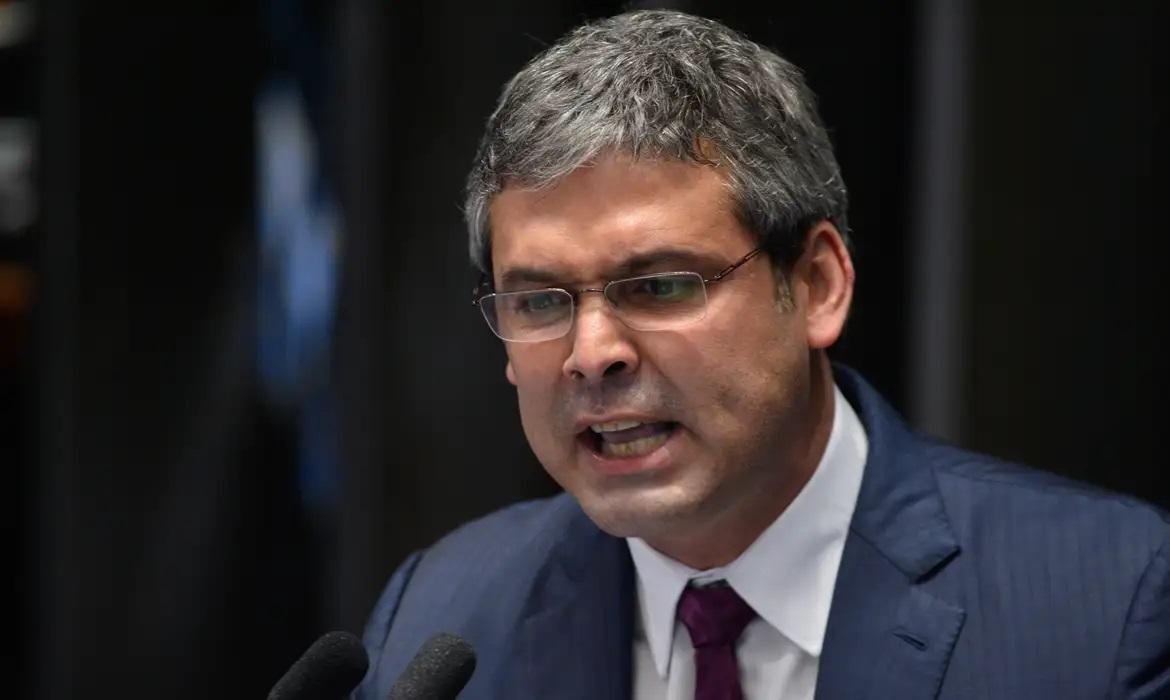 Na representação, o PT acusa Eduardo Bolsonaro de violar o decoro parlamentar ao incitar a desobediência a decisões do Supremo Tribunal Federal (STF)