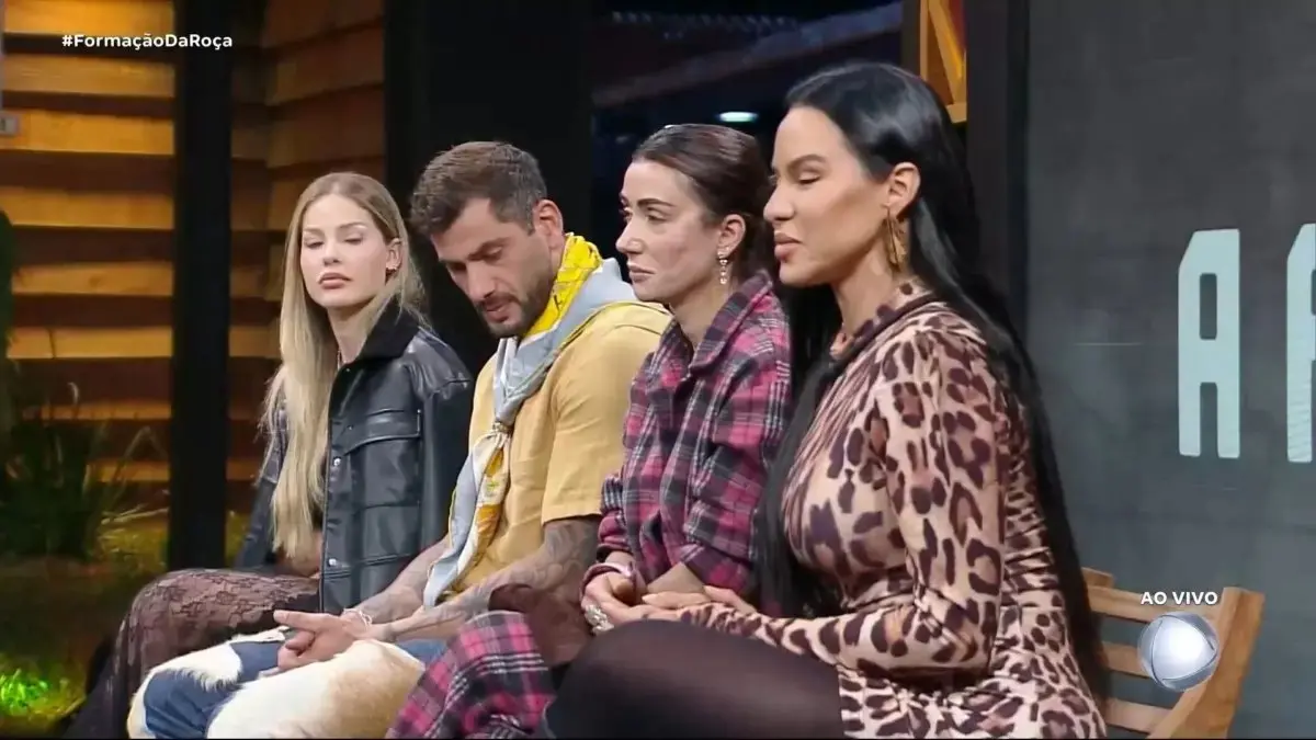 Foto com Saory, Nizam, Michelle e Tamires sentados no banco da Roça em A Fazenda.