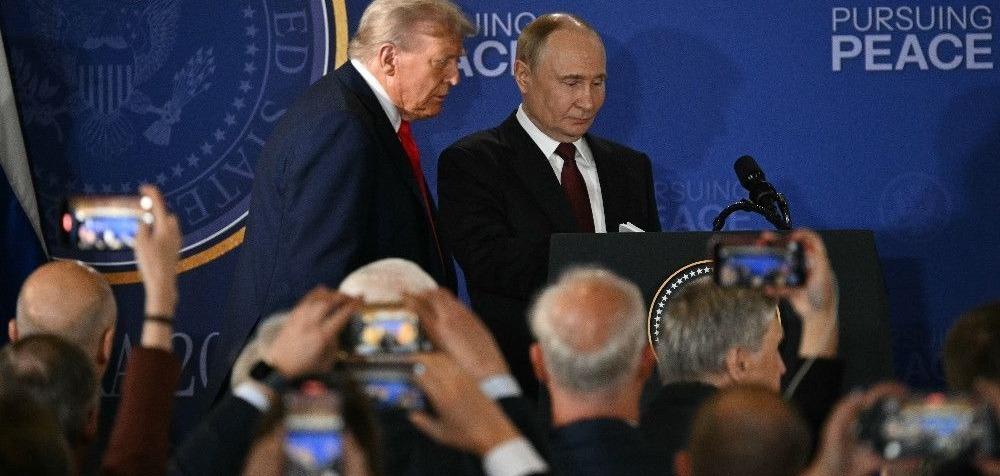 Trump e Putin saem de coletiva após primeiro encontro entre ambos meses atrás. Imagem usada em matéria sobre presidente norte-americano ameaçar presidente da Rússia com tarifas enquanto o ex-presidente russo afirma que os EUA entraram de vez no caminho da guerra.