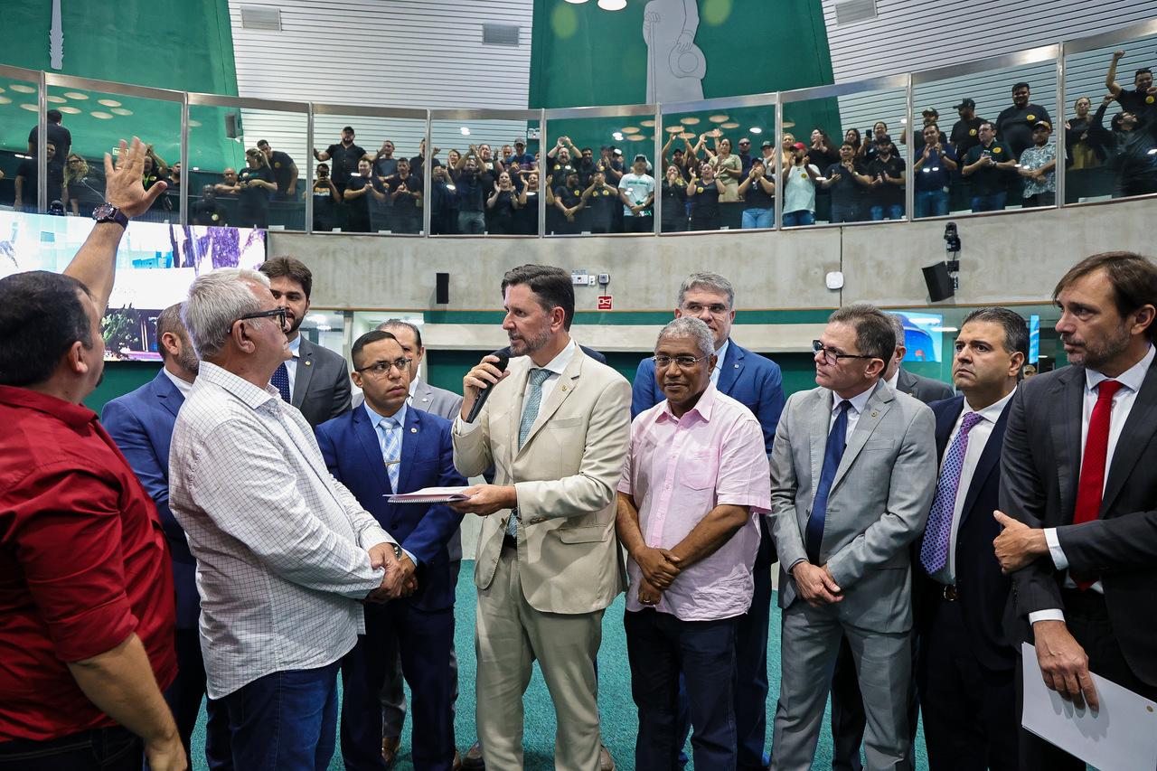 Foto mostra deputados e sindicatos de profissionais e empresários de autoescolas com deputados na Assembleia Legislativa do Ceará