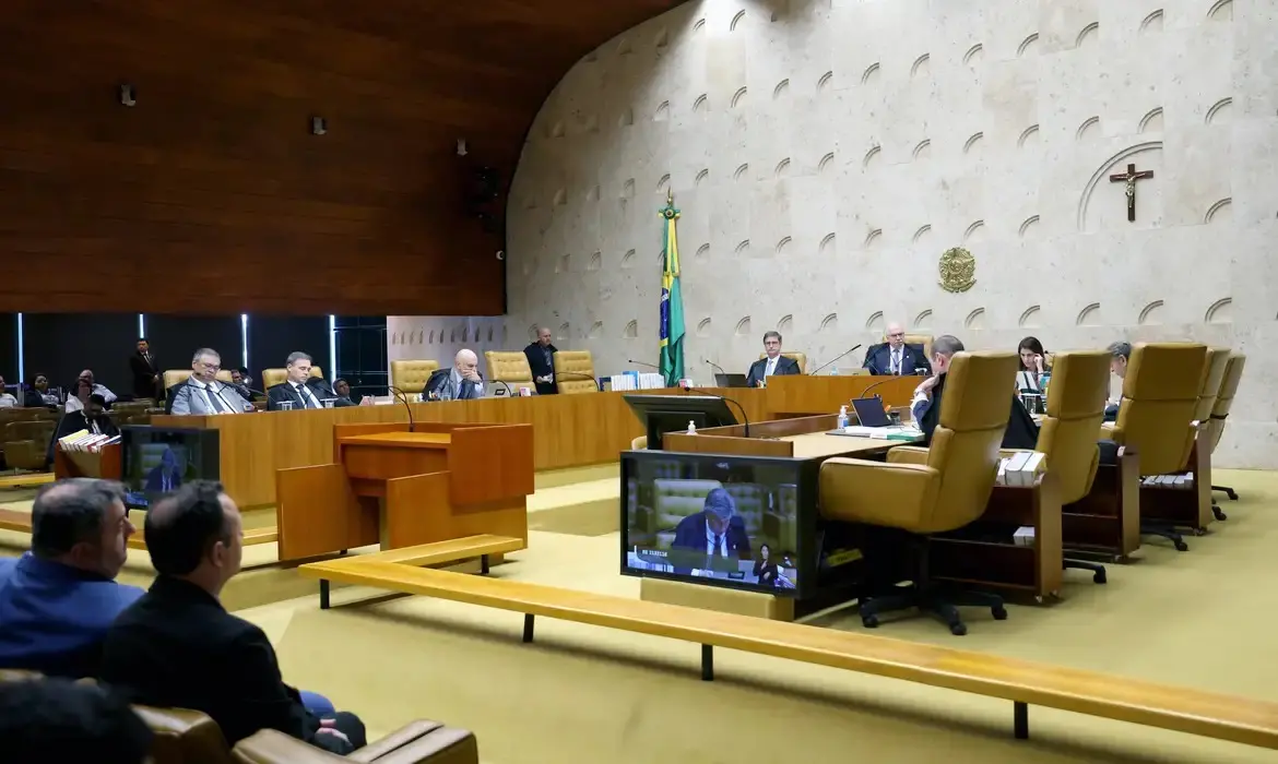 Sessão no Supremo Tribunal Federal, com os ministros reunidos.