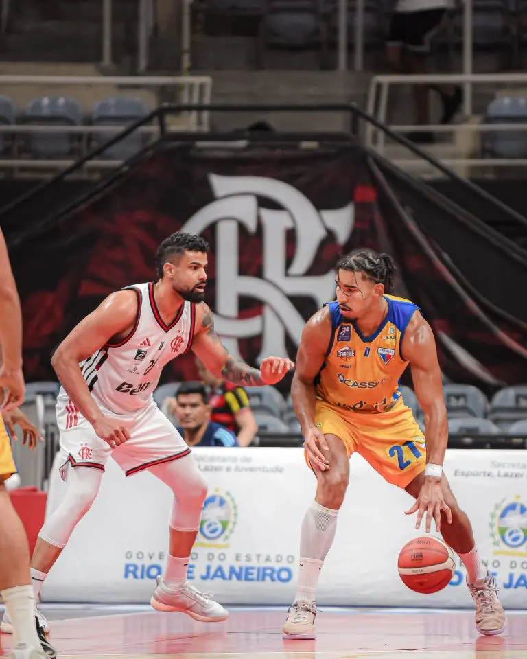 jogadores de basquete
