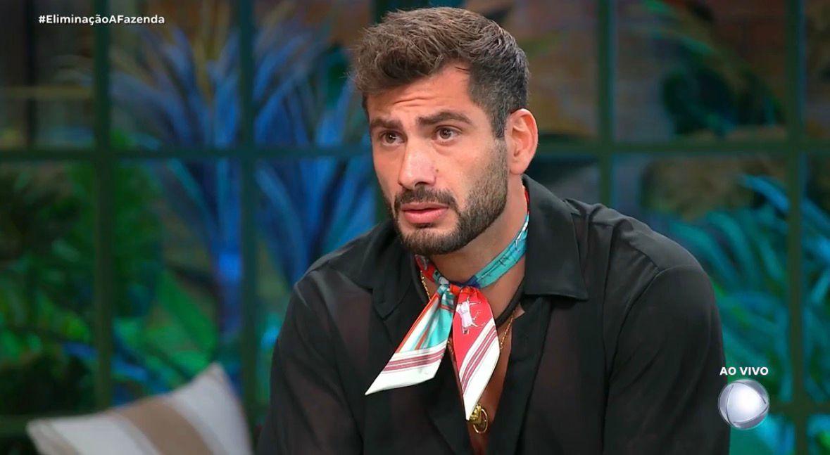 Nizam recebendo a informação de que foi eliminado de A Fazenda.