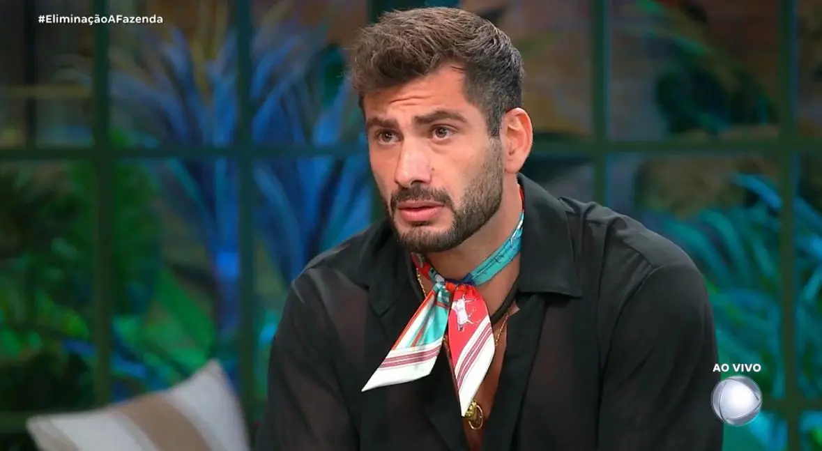 Nizam recebendo a informação de que foi eliminado de A Fazenda.