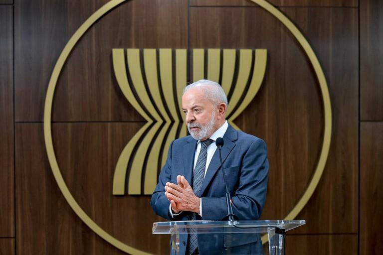 Imagem mostra o presidente brasileiro Lula, usando terno cinza azulado, enquanto participa de coletiva de imprensa durante último dia de visita à Indonésia, em 24 de outubro de 2025. Na ocasião, ele fala sobre o que espera do encontro com Donald Trump.