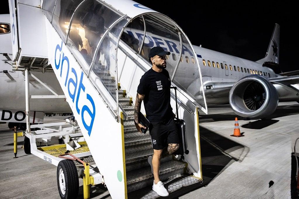 Foto de Matheus Bahia durante embarque do Ceará em voo fretado