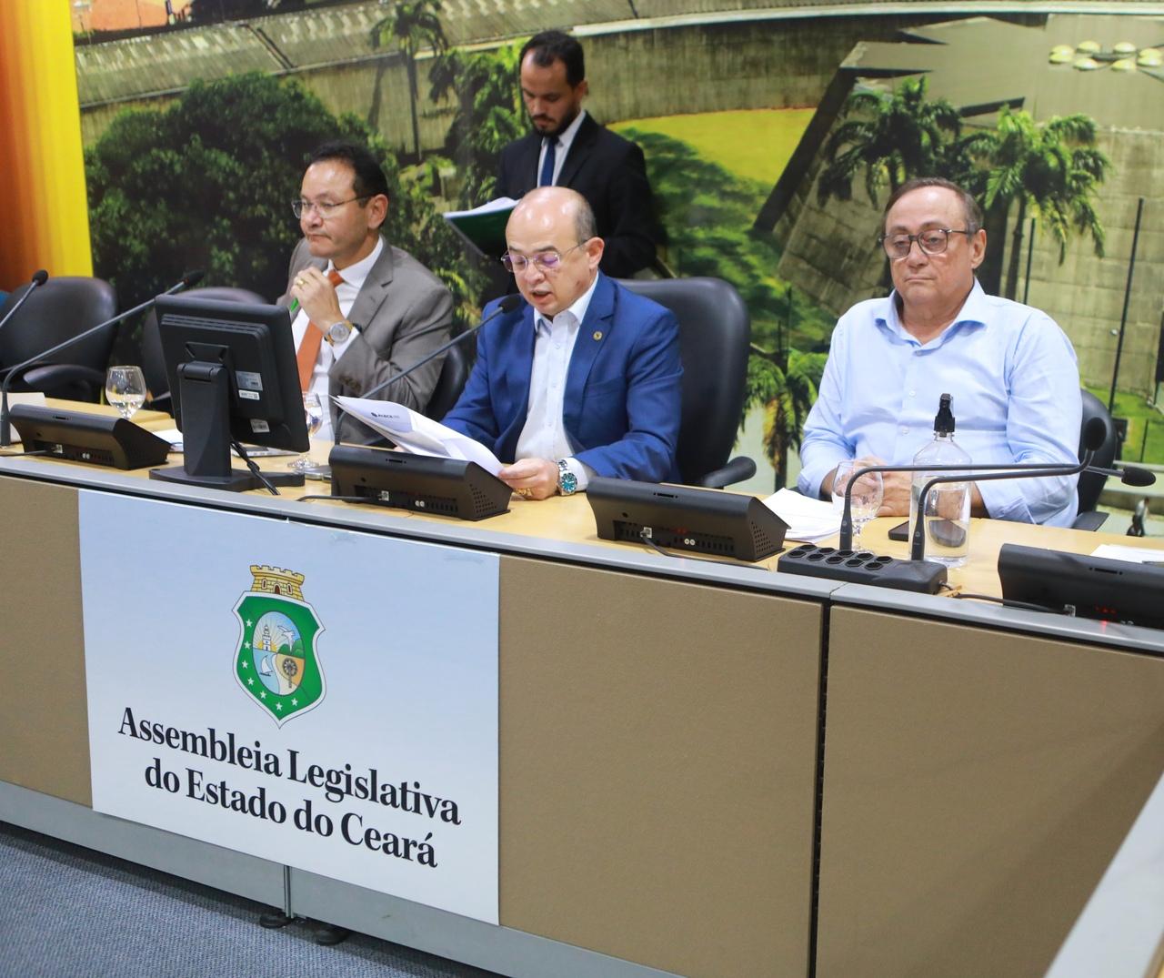 Foto mostra deputados Stuart Castro, Sérgio Aguiar e Tin Gomes durante reunião Comissão de Orçamento.