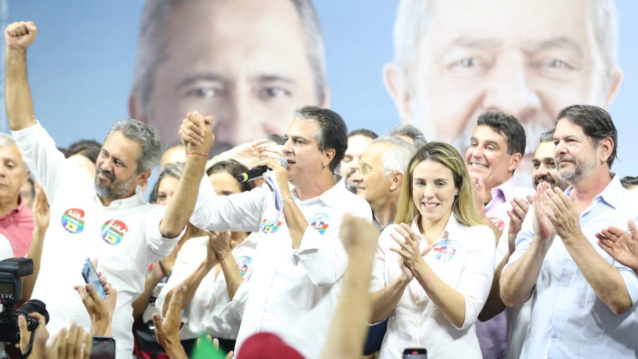 Foto mostra Elmano de Freitas, Camilo Santana, Jade Romero e Cid Gomes durante ato de campanha