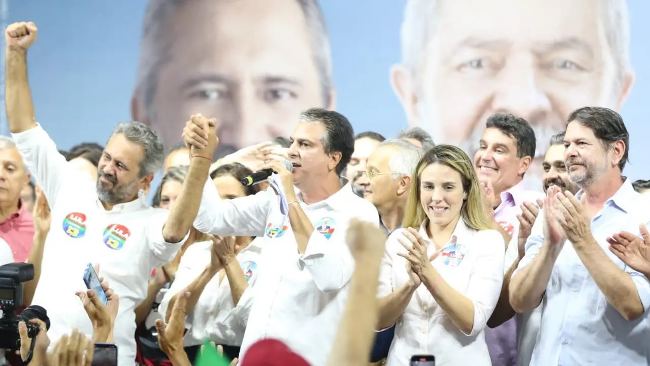 Foto mostra Elmano de Freitas, Camilo Santana, Jade Romero e Cid Gomes durante ato de campanha