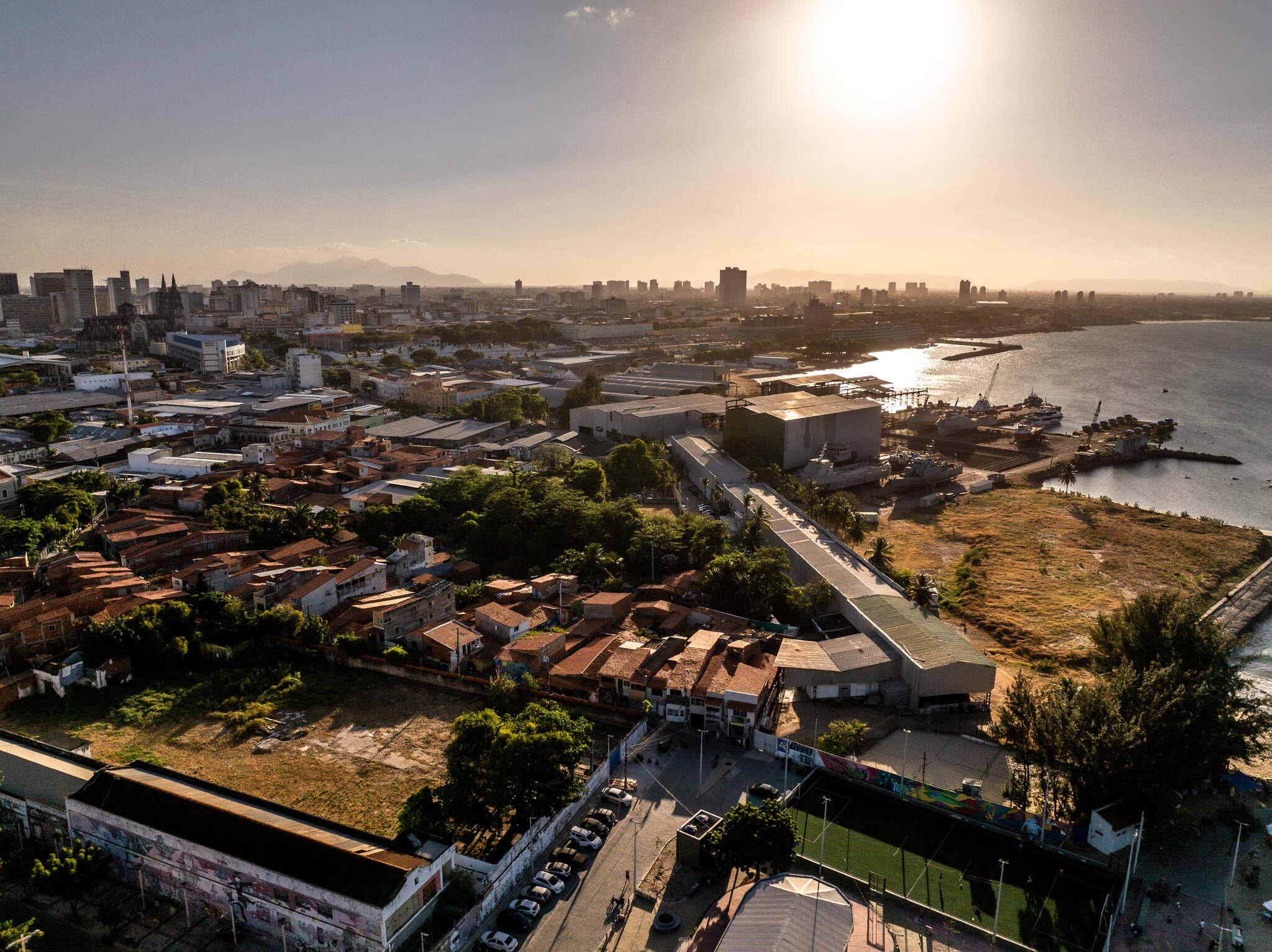 Vista aérea de Fortaleza mostrando o mar, casas, prédios, areninha e outros espaços da cidade.
